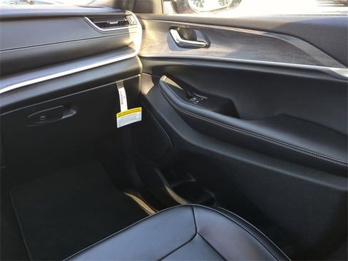 Used 2024 Jeep Grand Cherokee L Limited w/ Black Appearance Package image 21