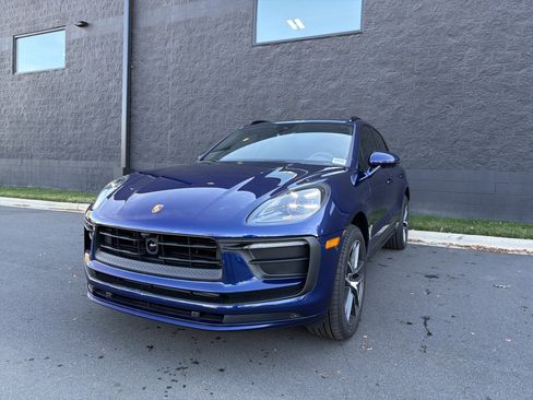 Certified 2025 Porsche Macan image 1