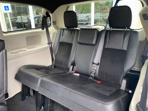 Used 2017 Dodge Grand Caravan SXT w/ Rear Park Assist Package FWD image 11