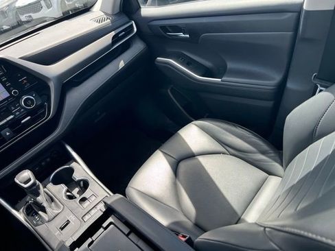 Used 2020 Toyota Highlander XLE AWD/4WD image 11