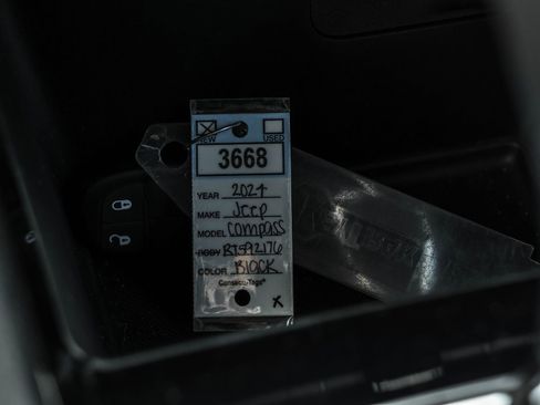 Used 2024 Jeep Compass Latitude w/ Convenience Group image 14