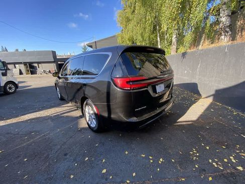Used 2023 Chrysler Pacifica Touring-L FWD image 4