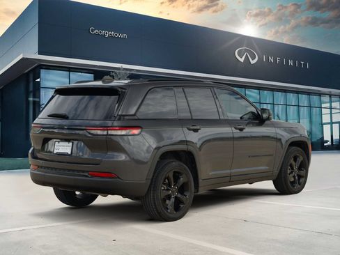 Used 2023 Jeep Grand Cherokee Altitude AWD/4WD image 5