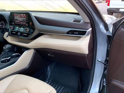 Used 2022 Toyota Highlander XLE image 18