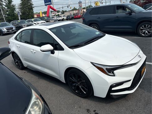 Used 2024 Toyota Corolla SE w/ SE Premium Package FWD image 2