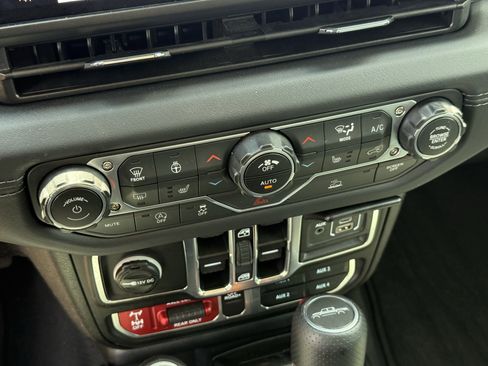 Used 2025 Jeep Gladiator Mojave w/ Convenience Group AWD/4WD image 23