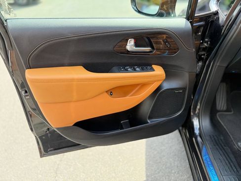 Used 2023 Chrysler Pacifica Pinnacle FWD image 20