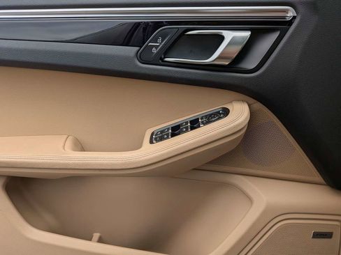 Used 2021 Porsche Macan Base image 25