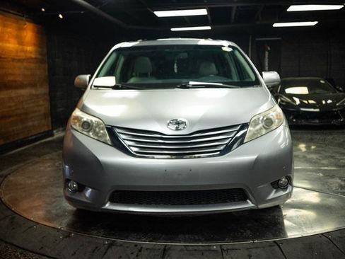 Used 2012 Toyota Sienna Limited w/ Premium Pkg FWD image 4