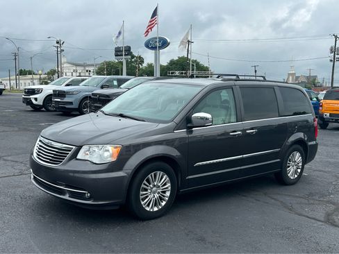 Used 2016 Chrysler Town & Country Touring-L FWD image 2