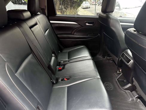 Used 2018 Toyota Highlander XLE AWD/4WD image 17