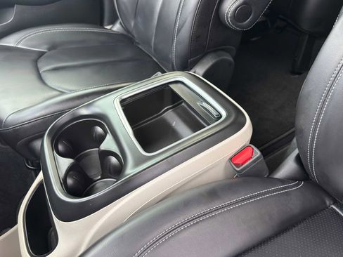 Used 2023 Chrysler Pacifica Touring-L FWD image 12