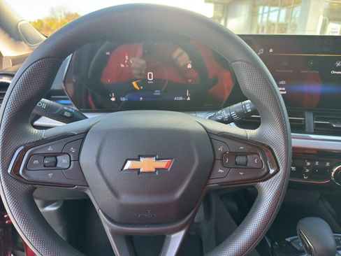 Used 2025 Chevrolet Trax LT w/ Sunroof Package image 11