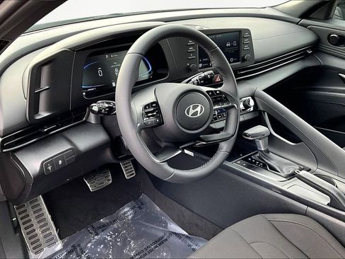 Used 2025 Hyundai Elantra Sport image 14