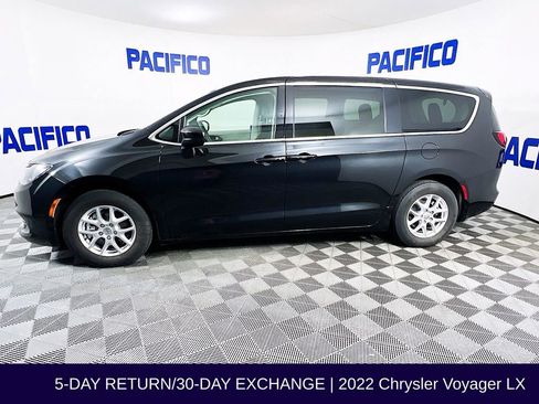 Used 2022 Chrysler Voyager LX image 5