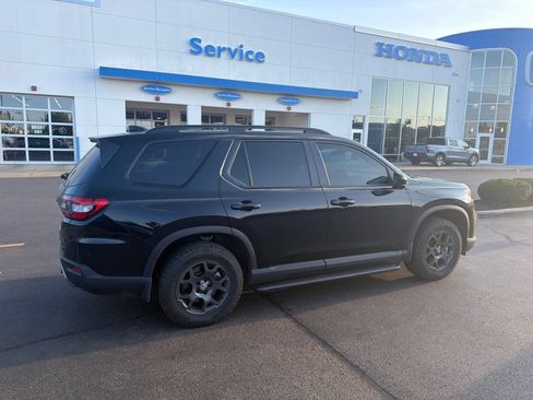 Used 2025 Honda Pilot TrailSport image 28