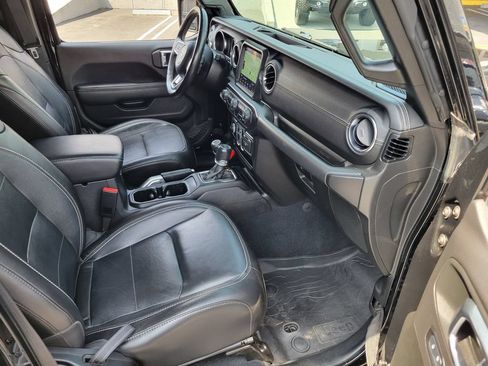 Used 2022 Jeep Wrangler Unlimited Sahara w/ Cold Weather Group AWD/4WD image 18