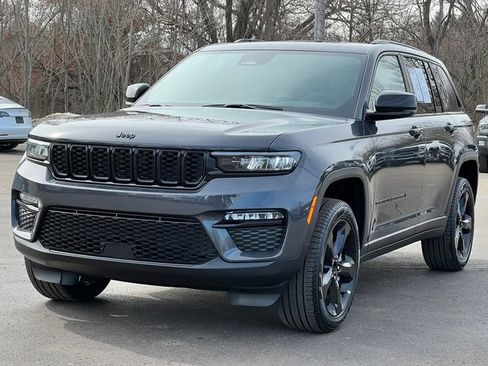 Used 2025 Jeep Grand Cherokee Limited w/ Black Appearance Package AWD/4WD image 45