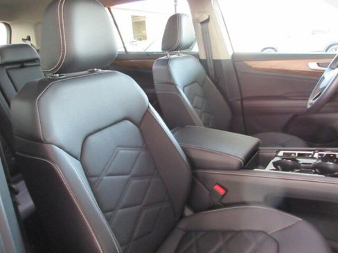 Used 2025 Volkswagen Atlas SE image 32