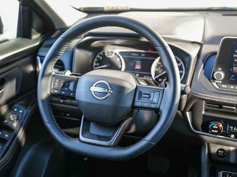 Used 2025 Nissan Rogue SV image 14