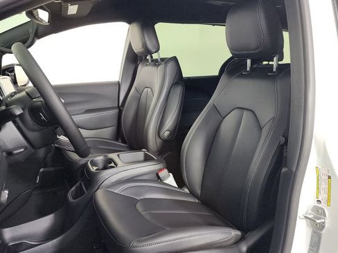 New 2026 Chrysler Pacifica Select image 13