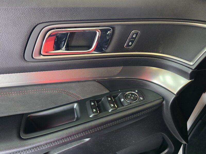 Used 2018 Ford Explorer XLT w/ Equipment Group 202A AWD/4WD image 26
