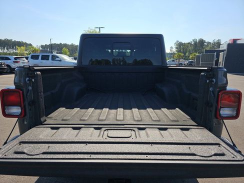 Used 2023 Jeep Gladiator Willys image 12