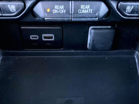 Used 2023 Chevrolet Suburban High Country image 32