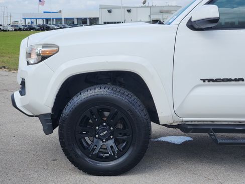 Used 2018 Toyota Tacoma SR5 RWD image 9