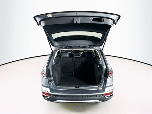 Used 2025 Volkswagen Taos SE image 27