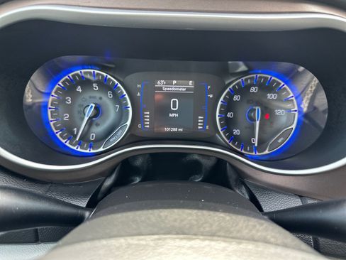 Used 2022 Chrysler Voyager LX FWD image 24