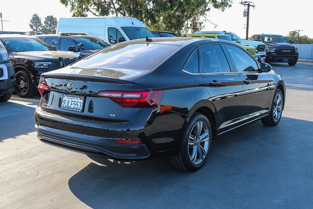 Used 2023 Volkswagen Jetta SE FWD image 9