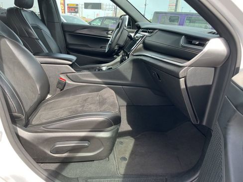 Used 2024 Jeep Grand Cherokee Altitude image 32