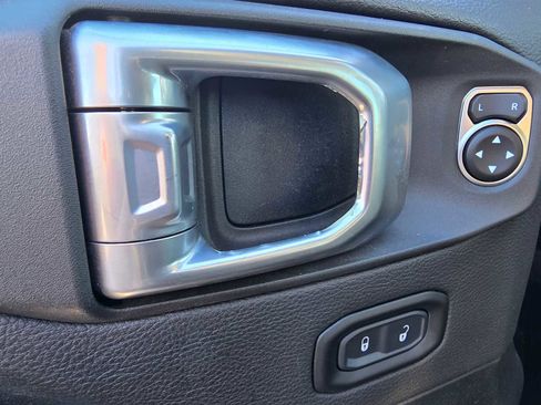 Used 2020 Jeep Wrangler Unlimited Sahara image 23