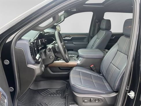 Used 2025 Chevrolet Silverado 1500 High Country w/ Technology Package AWD/4WD image 9