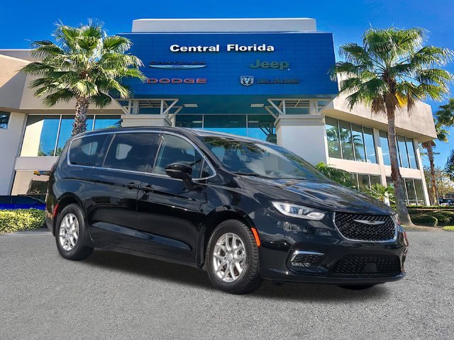 Used 2025 Chrysler Pacifica Select FWD image 2