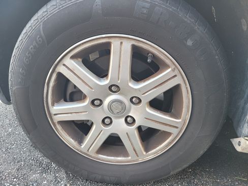 Used 2010 Chrysler Town & Country Touring FWD image 9