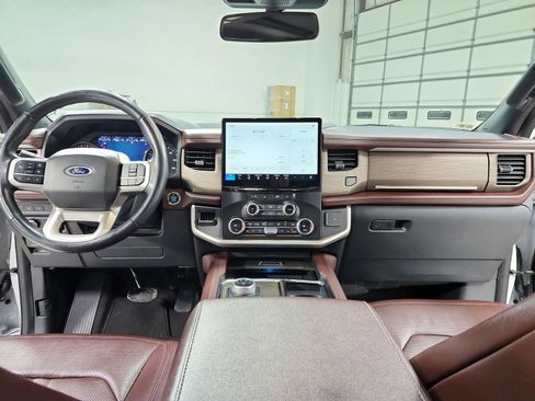 Used 2024 Ford Expedition Limited image 25