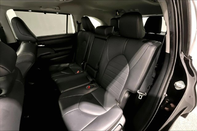 Used 2020 Toyota Highlander XLE AWD/4WD image 28