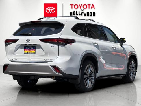 New 2026 Toyota Highlander Platinum AWD/4WD image 4