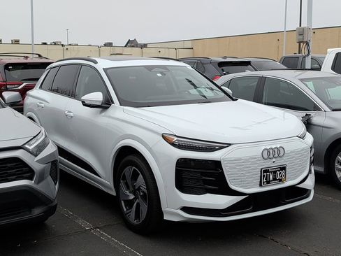 Used 2025 Audi Q6 e-tron Premium Plus w/ Premium Plus image 2