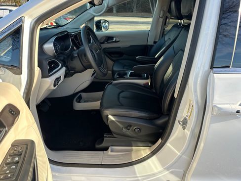 Used 2024 Chrysler Pacifica Touring-L image 9