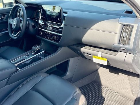 Used 2025 Nissan Pathfinder SL w/ Lighting Package (N92) image 30