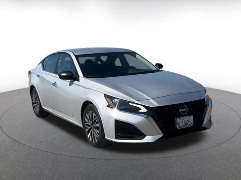 Used 2024 Nissan Altima 2.5 SV image 3