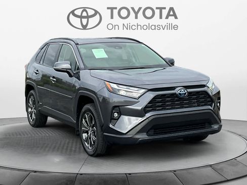Used 2022 Toyota RAV4 XLE Premium image 8