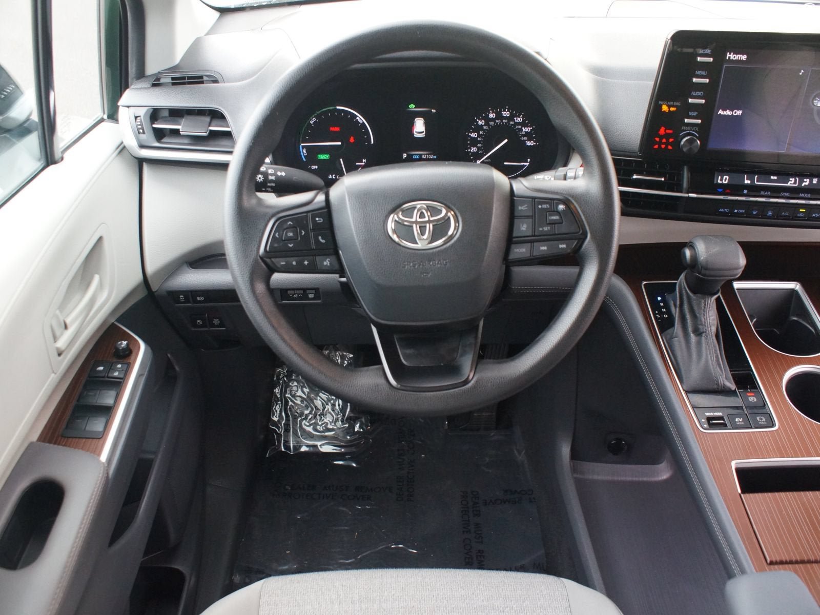 Used 2024 Toyota Sienna LE FWD image 5