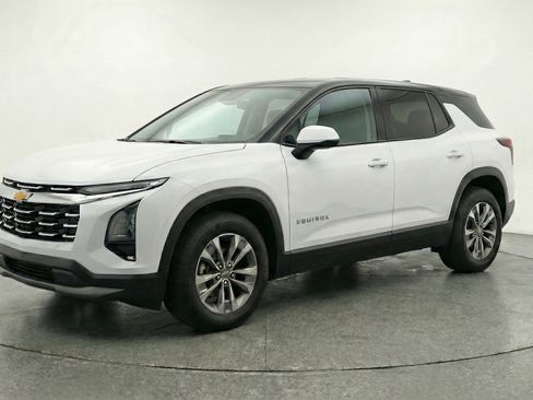 Used 2025 Chevrolet Equinox LT image 3