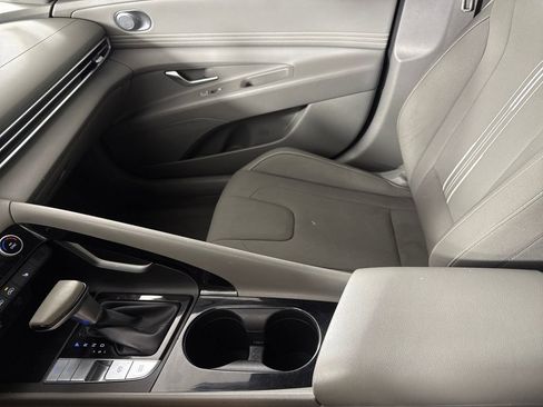 Certified 2021 Hyundai Elantra SEL w/ Convenience Package image 19