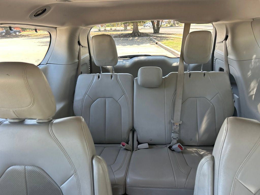 Used 2021 Chrysler Pacifica Touring-L FWD image 21
