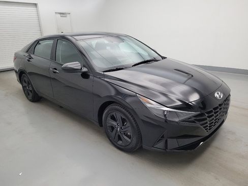 Used 2023 Hyundai Elantra SEL w/ Preferred Accessory Package FWD image 11